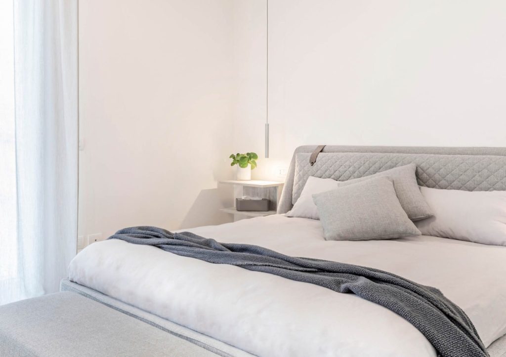 Schlafzimmer mit Chelsea-Bett - BertO-Projekt für ein Haus mit Swimmingpool am Stadtrand von Mailand.