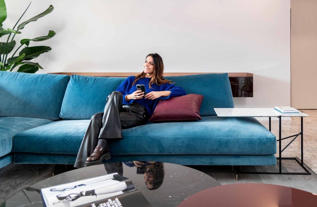 Design-Wohnzimmer von BertO Alessandria: Eva Squillari sitzt auf dem Sofa Dee Dee.