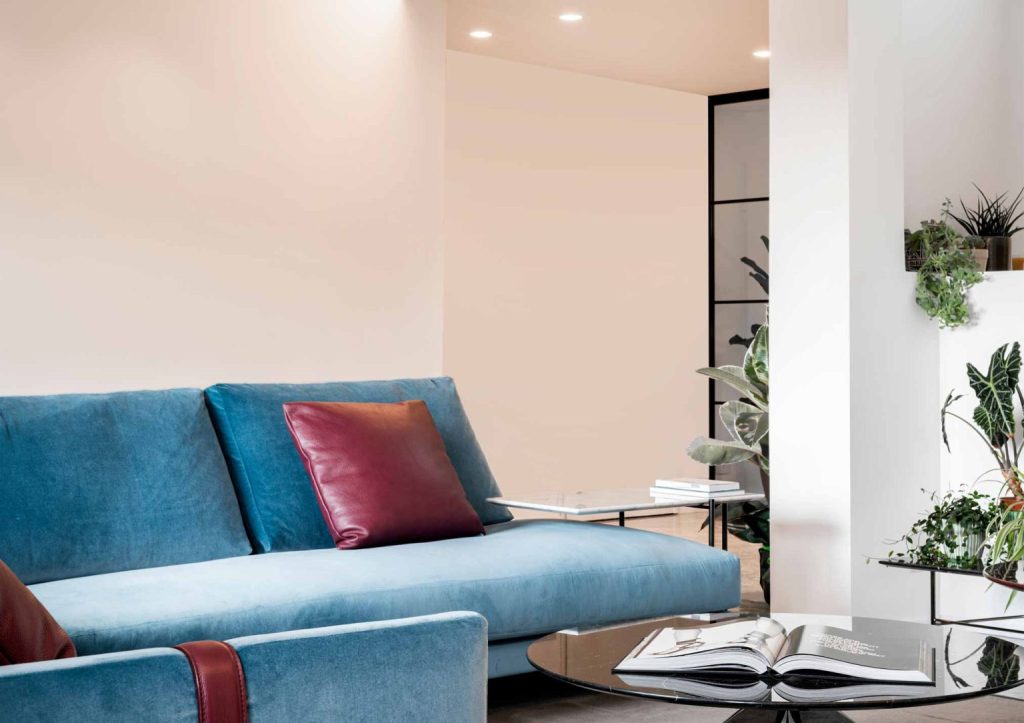 Designprojekt von BertO mit Sofa dee dee aus Samt für die Wohnung Alessandria von Eva Squillari.